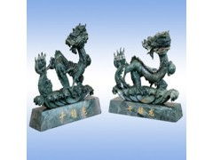 千禧龍雕刻 墨綠色玉石演繹東方神韻，臻品工藝裝飾擺件